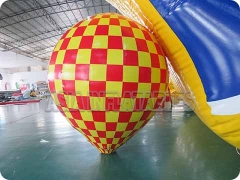kleurrijke opblaasbare reuzeballon