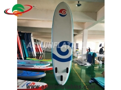 watersport opblaasbare surfplanken staan op