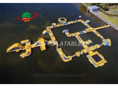 Opblaasbaar drijvend waterpark